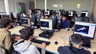 Des élèves de 4e devant leur ordinateur en train de plancher sur les épreuves théoriques du défi Astronaute d'un jour.