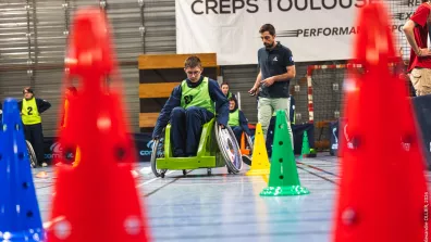 Une épreuve de la finale Astronaute d'un jour : sur un fauteuil roulant, les participants doivent aller placer un objet sur un plot le plus rapidement possible, sans le faire tomber.
