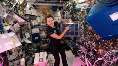 Sophie Adenot dans l'ISS avec l'expérience ChlorISS