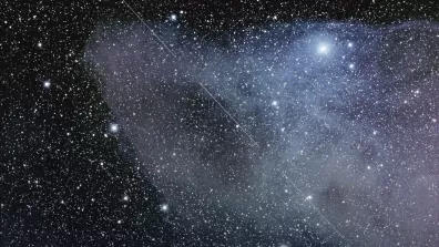 Sonde BepiColombo traversant le ciel au-dessus de la Terre en 2020