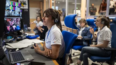 Opératrice dans la salle de contrôle du Cadmos, au CNES.