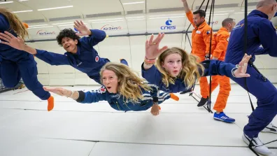 Jeunes collégiens en combinaisons CNES en impesanteur dans l'avion Air Zero G de Novespace.