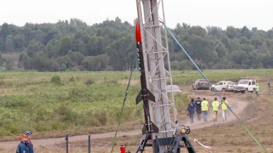 Fusée expérimentale étudiante sur sa rampe de lancement au camp de Ger lors du C'Space 2026.