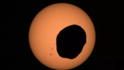 La lune martienne Phobos passant devant le Soleil (cliché pris par le rover Perseverance).