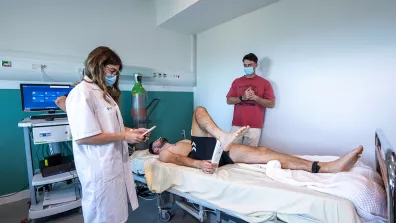 Des chercheurs réalisent un examen médical auprès d'une personne alitée