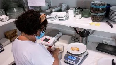 Un chercheur pèse des aliments dans le cadre d'une étude médicale