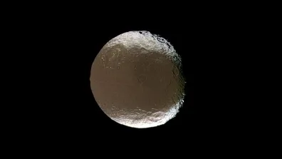 Japet, la lune blanche de Saturne