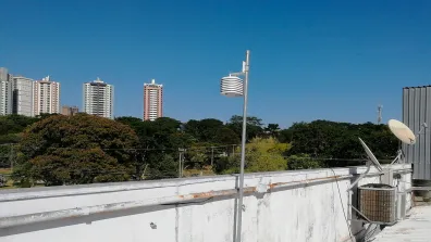 Station de mesure de la température et de l’humidité installée à Presidente Prudente au Brésil.