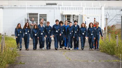 Les collégiens avec leur combinaison de vol