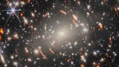 Amas de galaxies Abell S1063 dans la constellation de la Grue, prise par le télescope spatial James Webb