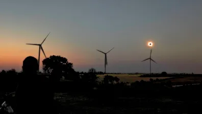 La couronne solaire apparaît nettement lors d'une éclipse totale