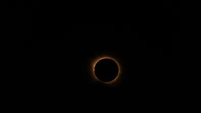 Le soleil est entièrement dissimulé par la Lune.