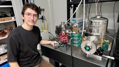 Alexandre Neyret travaille sur des capteurs infrarouges recouverts de nanocristaux.