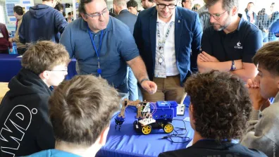Restitution Proximars 2026 : le jury examine les rovers.