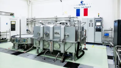 Mise en configuration de la salle blanche pour les essais LISA au Centre Spatial de Toulouse.
