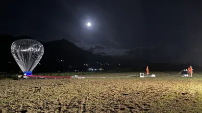 Préparation d'un lâcher de ballon de nuit.