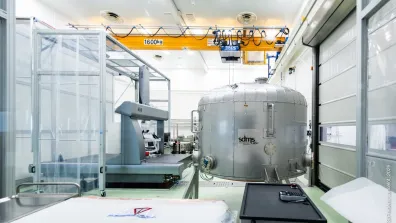 À gauche de l'image, le mur soufflant produit un flux d’air laminaire pour réduire les dépôts de poussière sur des instruments ultra-sensibles.