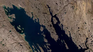 Image satellite de la ville de la baie de Frobisher et de la ville d’Iqaluit