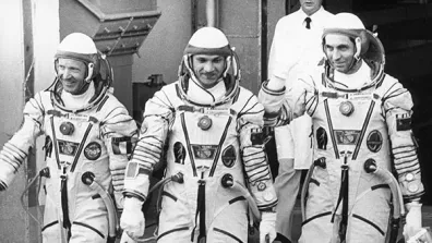 L'équipage de Soyouz T-6 le jour du départ