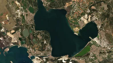 Images satellite de l'étang de Berre,  situé à l'ouest de Marseille