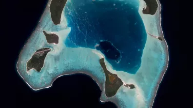 Image satellite de Tetiaroa, un atoll dans l'archipel de la Société en Polynésie française