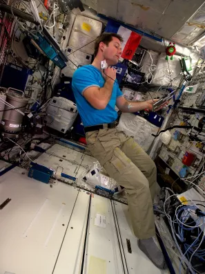 Thomas Pesquet utilise EveyWear, connecté à un tonomètre, pour mesurer son pouls