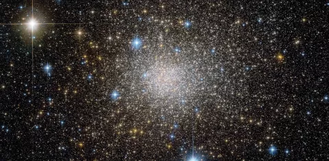 Amas d’étoiles très dense appelé Terzan 5, situé dans notre galaxie, et capturé par le télescope spatial Hubble.