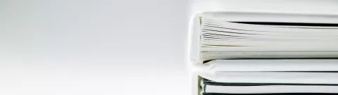 Une pile de livres sur un fond blanc