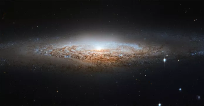 Vue de la galaxie OVNI NGC 2683 par le télescope spatial Hubble