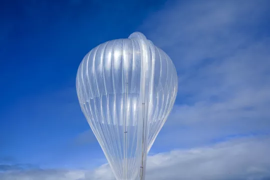 Gonflage d'un ballon auxiliaire en plein jour