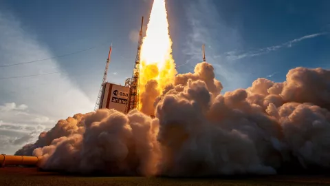 Ariane 5, plus de 700 tonnes sur la balance, s’élève dans les airs depuis le Centre spatial Guyanais.