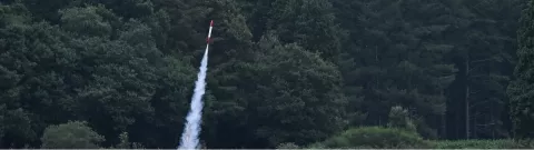 Une mini-fusée décollant d'un lanceur