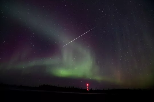 Aurores polaires et étoile filante 