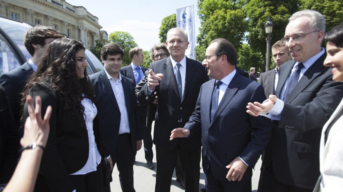 François Hollande visite l'exposition Philae sur les Champs Elysées