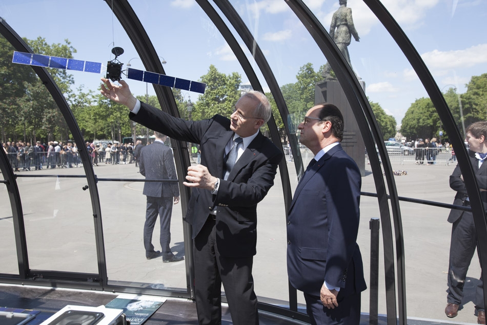 François Hollande visite l'exposition Philae sur les Champs Elysées