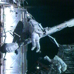 Peggy Whitson et Daniel Tani en sortie extravéhiculaire. Crédits : NASA TV
