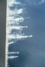 Pénétration des poussières de la comète dans l'aérogel de silice de la cible fixée sur la sonde ; crédit : NASA