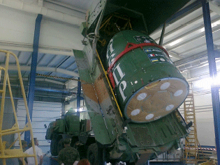 Chargement du module supérieur de la fusée Dnepr. Crédits : APAVE/D. Dufau.
