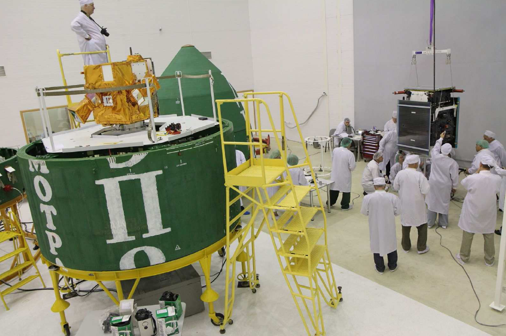 PICARD installé sur le composite supérieur de la fusée Dnepr le 3 juin, Prisma se prépare (à droite). Crédits : CNES.