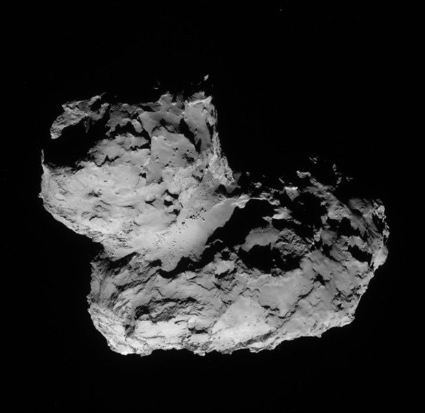 Image du noyau de 67P vu par la caméra de navigation de Rosetta le 11 août 2014 à une distance de 102 km.
