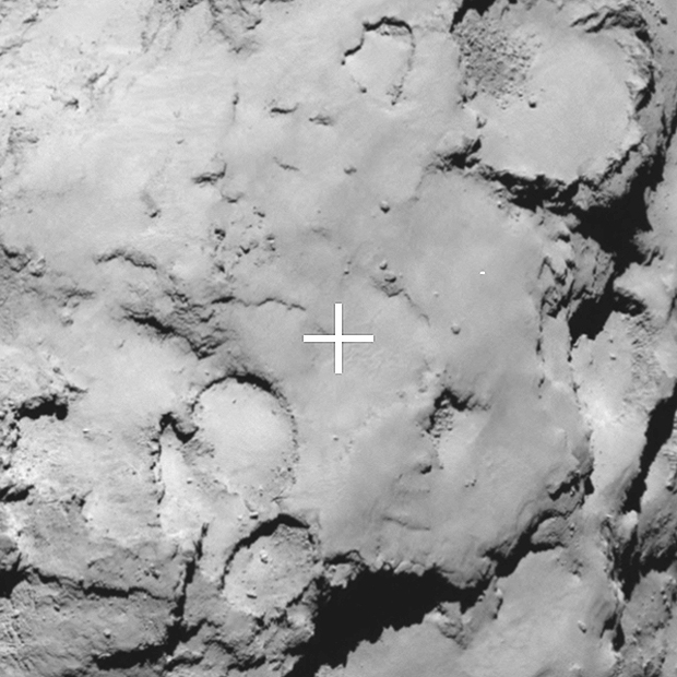 Zoom sur le site de secours C ; image prise à 70 km de distance du noyau avec une résolution de 1,5 m/pixel. Crédits : ESA/Rosetta/MPS for OSIRIS Team MPS/UPD/LAM/IAA/SSO/INTA/UPM/DASP/IDA.