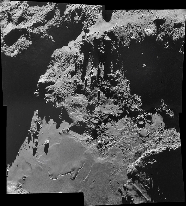 Le noyau de la comète 67P. Assemblage de 4 images prises le 18 octobre 2014 par la NavCam à près de 7,9 km de la surface (résolution de 67 cm/pixel environ). Crédits : ESA/Rosetta/NavCam/Guillaume Cannat.