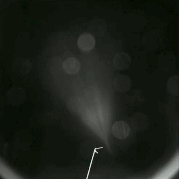 Image brute provenant de la caméra 2 de CIVA ; prise le 13 novembre 2014. L’extrémité de l’une des 2 antennes de CONSERT est visible, ainsi que les reflets du Soleil sur le baffle de la caméra. Crédits : ESA/Rosetta/Philae/CIVA.
