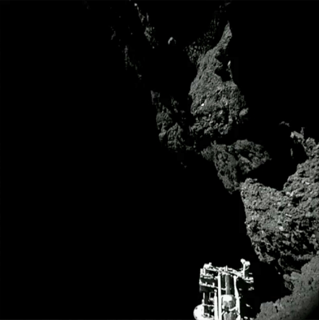 Image brute provenant de la caméra 3 de CIVA ; prise le 13 novembre 2014. L’un des pieds de Philae est visible au premier plan. Crédits : ESA/Rosetta/Philae/CIVA.