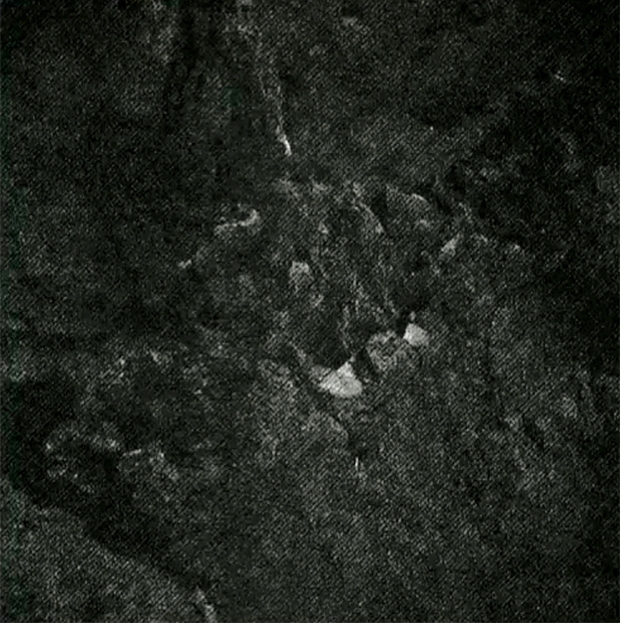 Image brute provenant de la caméra 6 de CIVA ; prise le 13 novembre 2014 quasiment dans l’obscurité. Le niveau de luminosité a été très fortement poussé. Crédits : ESA/Rosetta/Philae/CIVA.