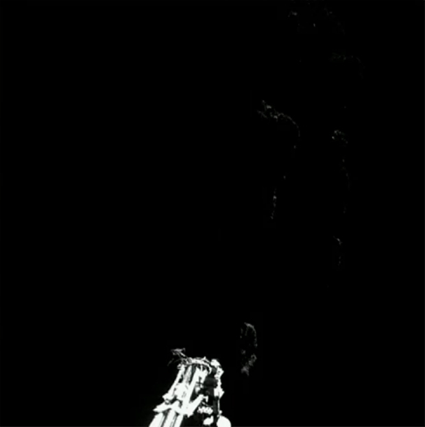 Image brute provenant de la caméra 1 de CIVA ; prise le 13 novembre 2014. L’un des pieds de Philae est visible au premier plan. Crédits : ESA/Rosetta/Philae/CIVA.