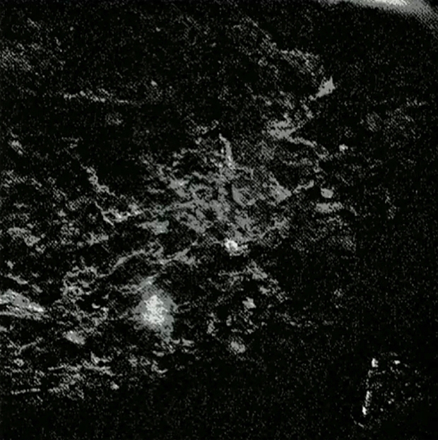 Image brute provenant de la caméra 5 de CIVA ; prise le 13 novembre 2014 quasiment dans l’obscurité. Le niveau de luminosité a été très fortement poussé. Crédits : ESA/Rosetta/Philae/CIVA.