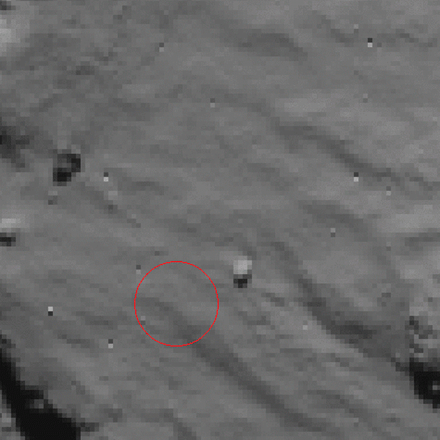 Animation des 2 images du site du 1er contact de Philae avec la surface de la comète 67P prise par la caméra de navigation de Rosetta le 12 novembre 2014 à 15h30 et 15h35 UTC, à près de 15 km d’altitude (de 1,3 m/pixel). Crédits : ESA/Rosetta/...