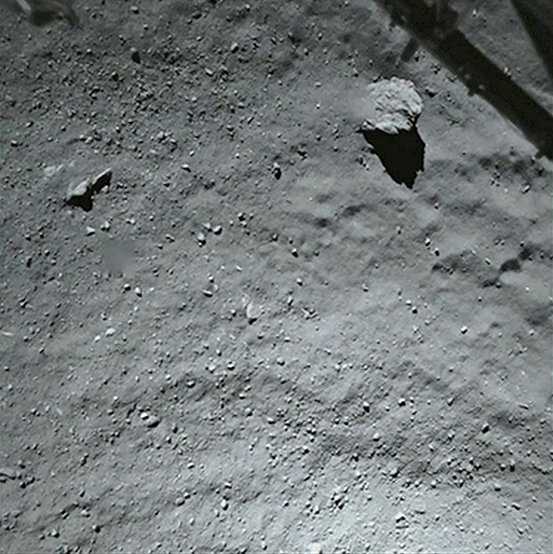 Image du site du 1er contact de Philae avec la surface de la comète 67P prise juste avant l'atterrissage par la caméra de ROLIS le 12 novembre 2014, à près de 40 m d’altitude. Le bloc en haut mesure 5 m de diamètre. Crédits : ESA/Rosetta/Phila...