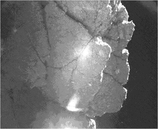 Photographiée par l’une des caméras de CIVA, cette paroi se situe juste à côté de l’atterrisseur et lui fait de l’ombre. Elle pourrait le protéger de la surchauffe et lui permettre de survivre jusqu’au périhélie. Crédits : ESA/Rosetta...